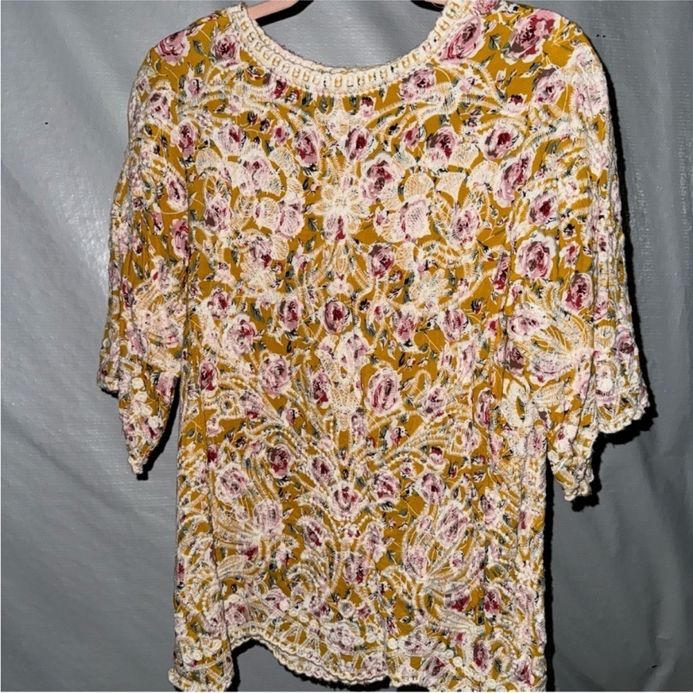 Floral Embroidered Women's Top - Picture 3 of 7
